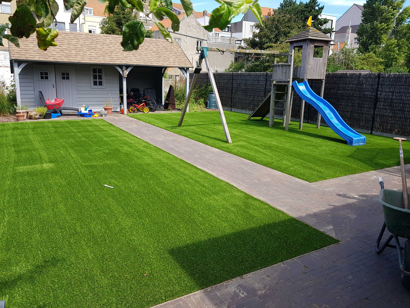 Tegels in combinatie met kunstgras in een tuin in Doetinchem