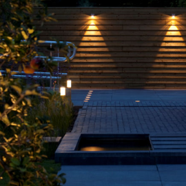 <p>Een wandlamp voor buiten is de perfecte oplossing voor het creëren van een heerlijk, knusse en warme sfeer in je tuin en bij de voordeur. Van moderne tot landelijke wandlampen voor buiten verandert elke donkere tuin in een handomdraai in een magische plek waar je samen met familie en vrienden geniet tot in de laatste uren.</p>
