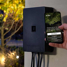 <p>Het in-lite systeem werkt op 12 Volt laagspanning. Dit betekent dat het 230 volt stroom uit het stopcontact door middel van een transformator omgezet wordt naar 12 volt. Dit is een veilige spanning waardoor in-lite verlichting zelf eenvoudig is aan te sluiten en te verplaatsen.</p>
