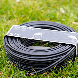 <p>Het in-lite systeem werkt op 12 Volt laagspanning. Dit betekent dat het 230 volt stroom uit het stopcontact door middel van een transformator omgezet wordt naar 12 volt. Door middel van de in-lite kabels en kabelverbinders is het mogelijk jouw tuin gemakkelijk zelf te installeren. </p>
