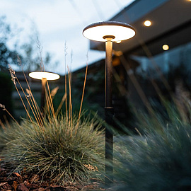 <p>Staande lampen zijn de ideale manier om je buitenruimte te verlichten, terwijl ze tegelijkertijd functionele verlichting bieden. Of je nu een subtiele sfeer wilt creëren langs je tuinpad of juist een krachtigere verlichting nodig hebt voor grotere buitenruimtes, onze staande lampen passen zich perfect aan jouw wensen aan.<br />
<br />
Met de 6 dimstanden kun je eenvoudig de lichtintensiteit regelen, van zachte sfeerverlichting tot helderdere verlichting voor extra veiligheid. De lampen zijn beschikbaar in verschillende formaten, zodat je altijd de juiste maat kunt kiezen voor jouw buitenruimte, van compacte modellen voor kleinere paden tot grotere lampen voor grotere tuinen en terrassen.<br />
<br />
Wist je trouwens dat je de maximale esthetische buitenverlichting kunt creëren door verschillende formaten van dezelfde lijn te combineren? Zo creëer je een prachtige en samenhangende uitstraling in je buitenruimte.<br />
<br />
Of je nu kiest voor subtiele accenten of krachtigere verlichting, met onze staande lampen geef je jouw buitenruimte een elegante en prettige sfeer.<br />
<br />
Ontdek meer over het OutdoorPro+ systeem en geef je tuin of terras de perfecte verlichting!</p>
