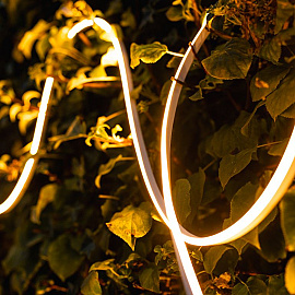 <p>De OutdoorPro+ LED strip biedt eindeloze mogelijkheden om je ruimtes te verlichten op een manier die perfect aansluit bij jouw wensen. De strip kan eenvoudig op maat worden geknipt, zodat je hem precies kunt aanpassen aan de gewenste lengte voor elke toepassing.<br />
<br />
Je hebt de keuze om de strip te installeren in een rechte lijn of in een flexibele vorm, afhankelijk van je wensen. Hiervoor hebben wij profielen en clips beschikbaar in onze shop, zodat je alles in één keer hebt en de installatie eenvoudig en netjes kunt uitvoeren.<br />
<br />
De OutdoorPro+ LED strip is ideaal voor het creëren van sfeervolle verlichting, zoals traptreden of langs borders.</p>
