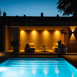 <p>Wil je je buitenruimte omtoveren met stijlvolle en functionele wandverlichting? De OutdoorPro+ wandlampen bieden de perfecte oplossing!<br />
<br />
Of je nu de voorkeur geeft aan verlichting die zowel naar boven als naar beneden schijnt, of een lamp die een breder of gerichter lichtstraal biedt, de mogelijkheden zijn eindeloos. De 6 dimstanden zorgen ervoor dat je de lichtintensiteit eenvoudig kunt aanpassen aan de gewenste sfeer, van een gezellige sfeer tot felle verlichting voor extra zichtbaarheid.<br />
<br />
Onze wandlampen geven een moderne uitstraling aan je gevel en combineren functionaliteit met stijl, waardoor ze de perfecte keuze zijn voor elke buitenruimte.</p>
