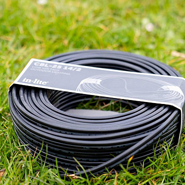 <p>Het in-lite systeem werkt op 12 Volt laagspanning. Dit betekent dat het 230 volt stroom uit het stopcontact door middel van een transformator omgezet wordt naar 12 volt. Door middel van de in-lite kabels en kabelverbinders is het mogelijk jouw tuin gemakkelijk zelf te installeren.&nbsp;</p>
