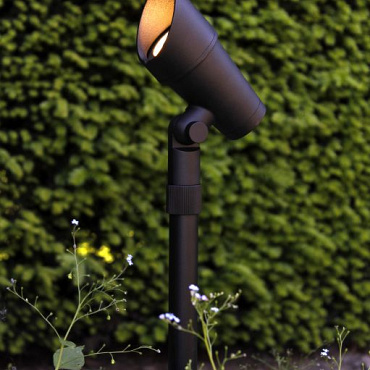 <p>Wil je jouw tuin of buitenruimte transformeren met subtiele, sfeervolle verlichting? De OutdoorPro+ prikspots bieden de perfecte oplossing! Of je nu een zachte gloed wilt cre&euml;ren onder struiken, bomen of decoratieve objecten, onze prikspots zorgen voor de juiste lichtopbrengst.<br />
<br />
Je hebt de keuze uit prikspots met een anti-verblindingskap, voor een gerichte en zachte lichtverspreiding die verblinding voorkomt. Daarnaast zijn er ook spots met een rechte kap.<br />
<br />
De Nisa rechte kap en de Campo anti-verblindingskap beschikken beide over een 6-standen dimfunctie, waarmee je de verlichting eenvoudig kunt afstemmen op de gewenste sfeer.<br />
<br />
Dankzij de verstelbare schroef kun je de lichthoek eenvoudig aanpassen, zodat je de verlichting precies daar kunt richten waar je het nodig hebt. Of je nu voor subtiele verlichting of krachtigere accenten kiest, de OutdoorPro+ prikspots bieden je de flexibiliteit en controle die je zoekt.<br />
<br />
Ontdek de mogelijkheden en geef jouw buitenruimte de perfecte verlichting!</p>
