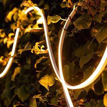 <p>De OutdoorPro+ LED strip biedt eindeloze mogelijkheden om je ruimtes te verlichten op een manier die perfect aansluit bij jouw wensen. De strip kan eenvoudig op maat worden geknipt, zodat je hem precies kunt aanpassen aan de gewenste lengte voor elke toepassing.<br />
<br />
Je hebt de keuze om de strip te installeren in een rechte lijn of in een flexibele vorm, afhankelijk van je wensen. Hiervoor hebben wij profielen en clips beschikbaar in onze shop, zodat je alles in &eacute;&eacute;n keer hebt en de installatie eenvoudig en netjes kunt uitvoeren.<br />
<br />
De OutdoorPro+ LED strip is ideaal voor het cre&euml;ren van sfeervolle verlichting, zoals traptreden of langs borders.</p>
