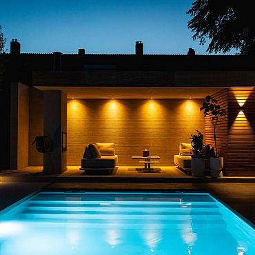 <p>Wil je je buitenruimte omtoveren met stijlvolle en functionele wandverlichting? De OutdoorPro+ wandlampen bieden de perfecte oplossing!<br />
<br />
Of je nu de voorkeur geeft aan verlichting die zowel naar boven als naar beneden schijnt, of een lamp die een breder of gerichter lichtstraal biedt, de mogelijkheden zijn eindeloos. De 6 dimstanden zorgen ervoor dat je de lichtintensiteit eenvoudig kunt aanpassen aan de gewenste sfeer, van een gezellige sfeer tot felle verlichting voor extra zichtbaarheid.<br />
<br />
Onze wandlampen geven een moderne uitstraling aan je gevel en combineren functionaliteit met stijl, waardoor ze de perfecte keuze zijn voor elke buitenruimte.</p>
